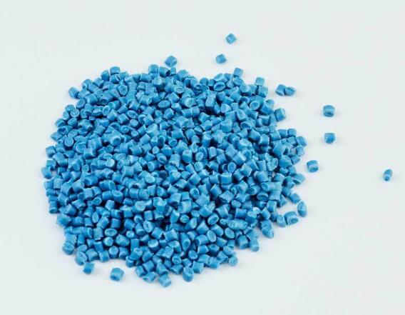 汽车领域：轻量化与安全性的双重革命